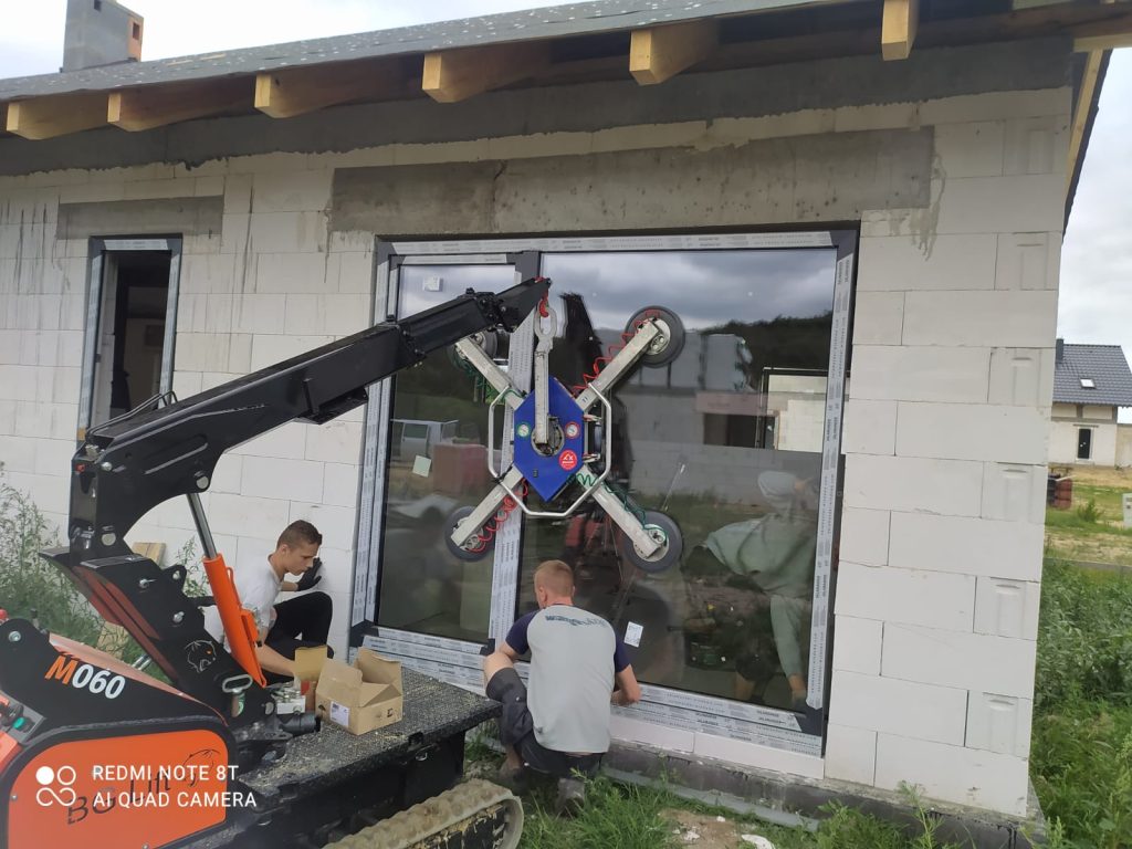 Mini żuraw BG Lift M060 – montaż okna VINDOR