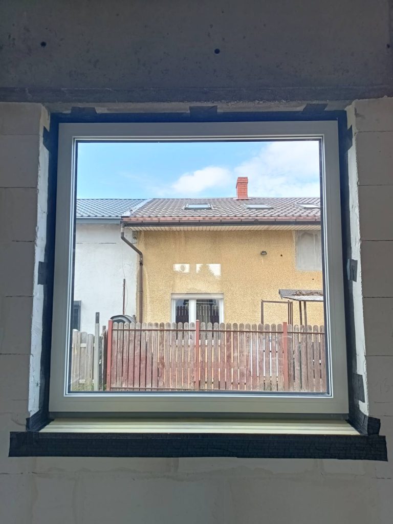 Montaż warstwowy illbruck i3 – okno z ciepłym parapetem